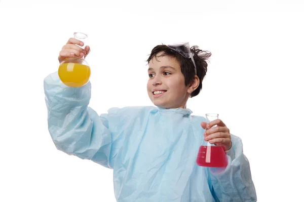 Kémiai Lecke Okos Tinédzser Iskolás Egy Fiatal Kémikus Tudós Aki — Stock Fotó