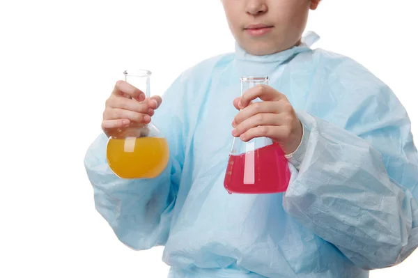 Ayrıntılar Laboratuvar Önlüğü Giyen Bir Çocuğun Elinde Renkli Kimyasallar Bulunan — Stok fotoğraf