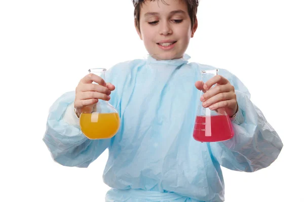 Selektivt Fokus Laboratorieglas Med Färgade Kemikalier Händerna Skolpojke Labbrock Gör — Stockfoto