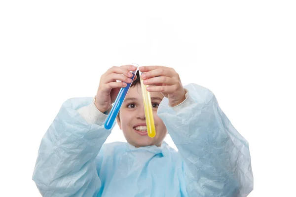 Fókuszálj Kék Köpenyes Iskolás Fiú Kezére Tartsd Laboratóriumi Kémcsöveket Reagensekkel — Stock Fotó