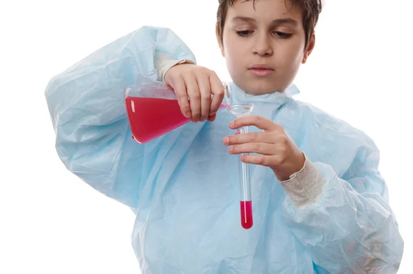 Részletek Iskolás Fiú Tudós Kémikus Kezei Vörös Vegyi Anyagot Öntenek — Stock Fotó