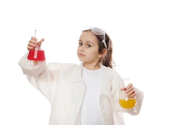 Figyelmes Kaukázusi Kislány Egy Fiatal Tudós Kémikus Védőszemüvegben Fehér Köpenyben — Stock Fotó