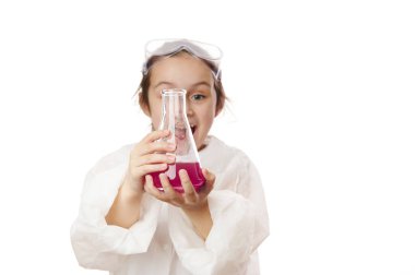 Detay: Akıllı küçük kız elleri mor sıvıyla düz tabanlı bir matarayı tutarken, kimya dersinde kimyasal deneyler yaparken, beyaz arka planda reklam metinleri için izole edilmiş,