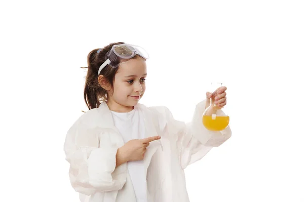 Okos Kislány Diák Sárga Kémiai Folyadékkal Céloz Flaskára Tudományos Kísérleteket — Stock Fotó