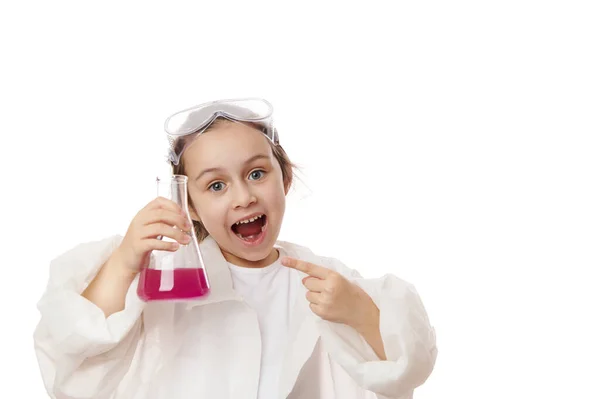 化学液体とフラット底のフラスコでインスピレーションを受けた小さな女の子のポイントは カメラで驚きを見て 白の背景に隔離され その中に継続的な化学反応を示しています フリー広告スペース — ストック写真