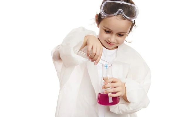 Okos Kislány Laborköpenyben Kémiai Reagenst Tölt Kémcsőből Lila Folyékony Anyaggal — Stock Fotó