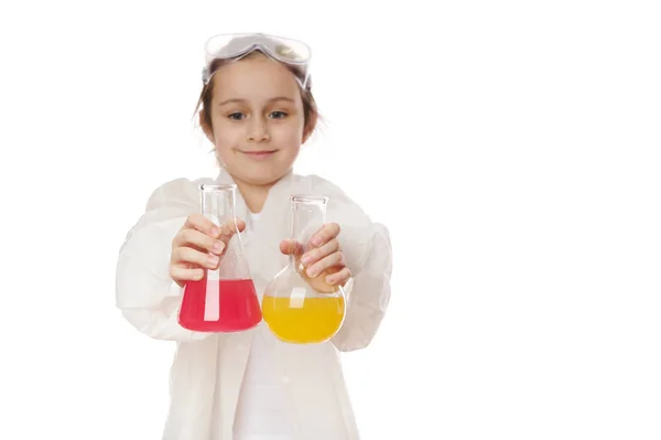 Szelektív Összpontosítás Laboratóriumi Flaskákra Kémiai Folyékony Anyagokkal Egy Homályos Kislány — Stock Fotó