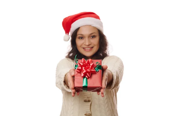 Szelektív Összpontosítani Aranyos Ajándék Karácsonyra Csomagolópapírba Csomagolva Zöld Szalaggal Kezében — Stock Fotó