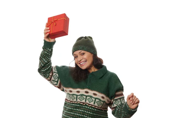 Mulher Hispânica Atraente Suéter Verde Quente Chapéu Docemente Sorrindo Olhando — Fotografia de Stock