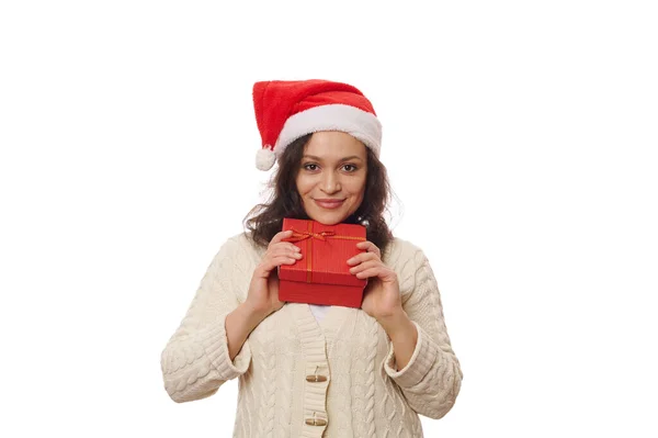 Attraktive Frau Mit Weihnachtsmütze Und Beigem Pullover Der Hand Geschenkbox — Stockfoto