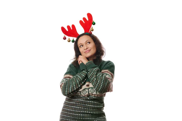 Mujer Bonita Latinoamericana Encantadora Jersey Estampado Navidad Verde Aro Asta —  Fotos de Stock