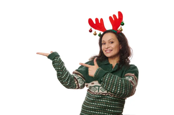 Fröhliche Brünette Weihnachtlichem Grünem Pullover Und Hirschgeweihkorb Die Imaginären Kopierraum — Stockfoto