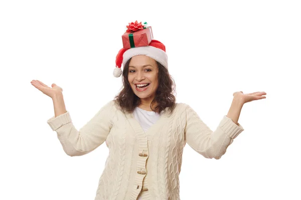 Atractiva Encantadora Mujer Encantada Con Sombrero Santa Suéter Beige Punto —  Fotos de Stock