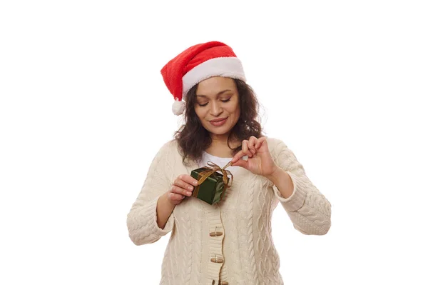 Mulher Atraente Chapéu Papai Noel Unties Fita Dourada Caixa Presente — Fotografia de Stock