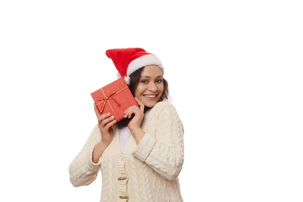 Mulher Morena Bonita Usando Chapéu Papai Noel Suéter Bege Abraçando — Fotografia de Stock