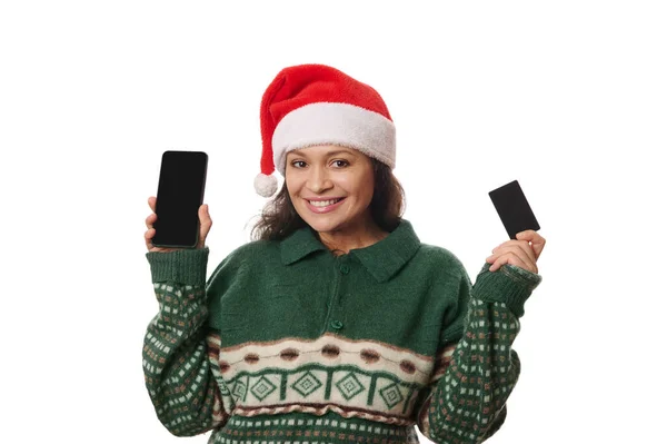 Mulher Multi Étnica Encantadora Vestindo Chapéu Papai Noel Quente Malha — Fotografia de Stock