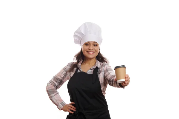 아메리카의 바텐더 웨이트리스가 요리사 모자와 앞치마를 뜨거운 음료와 일회용 종이컵을 — 스톡 사진