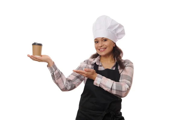 Jolie Femme Barman Serveuse Barista Portant Chapeau Chefs Blancs Tablier — Photo
