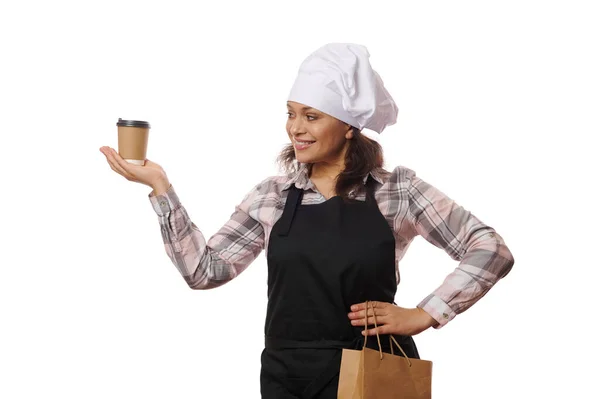 Élelmiszerbolt Alkalmazottai Kisvállalkozások Kávézók Koncepciója Barátságos Mosolygós Barista Kezében Elvitelre — Stock Fotó