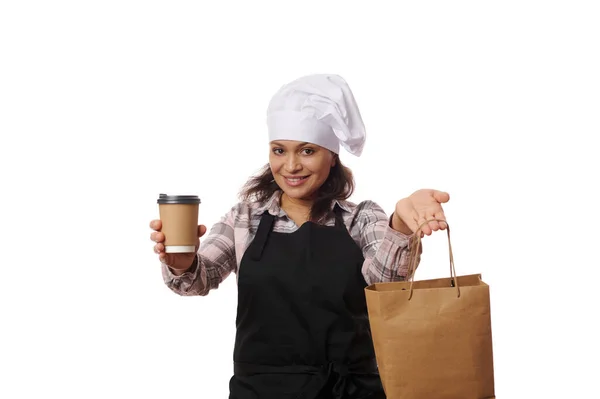 Agradable Camarera Mujer Con Sombrero Chef Delantal Celebración Bebida Caliente — Foto de Stock