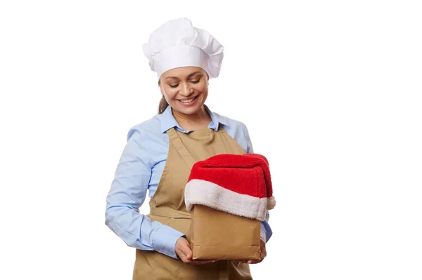 Garçonete Mulher Agradável Pasteleiro Vestindo Avental Chef Bege Segurando Saco — Fotografia de Stock