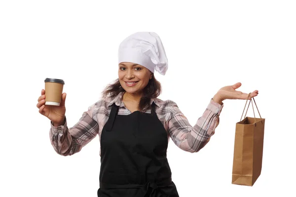 Agradable Camarera Latinoamericana Camarera Con Delantal Sombrero Chef Sosteniendo Bebida — Foto de Stock