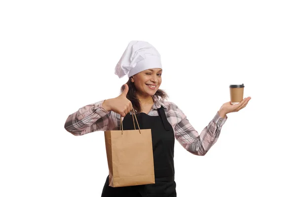 Hoş Bir Bayan Barmen Elinde Tek Kullanımlık Karton Bardakta Sıcak — Stok fotoğraf