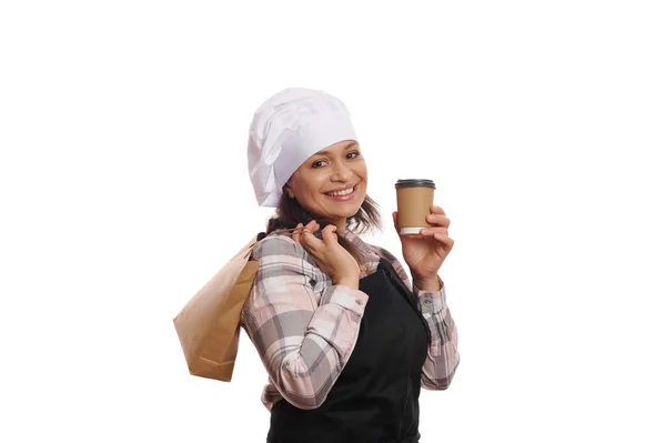 Retrato Lateral Mujer Camarera Sonriente Positiva Sombrero Chef Delantal Posando — Foto de Stock