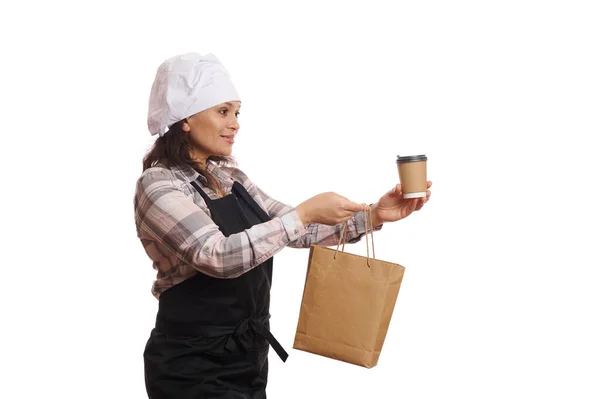 측면에서는 배경에 고립된 요리사 모자와 앞치마를 종이봉투와 뜨거운 음료수를 자신있는 — 스톡 사진