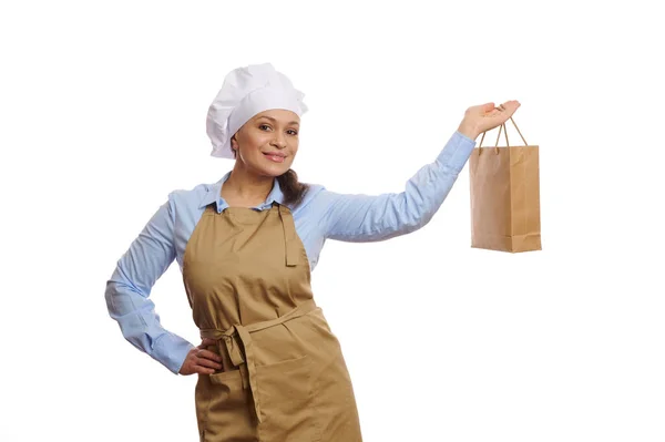요리사 파란색 베이지 앞치마를 일회용 가방을 배경에 음식을 꺼내는 웨이트리스 — 스톡 사진