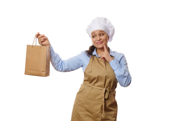 Pensativo Mujer Atractiva Camarera Chefs Sombrero Delantal Mira Misteriosamente Bolsa — Foto de Stock