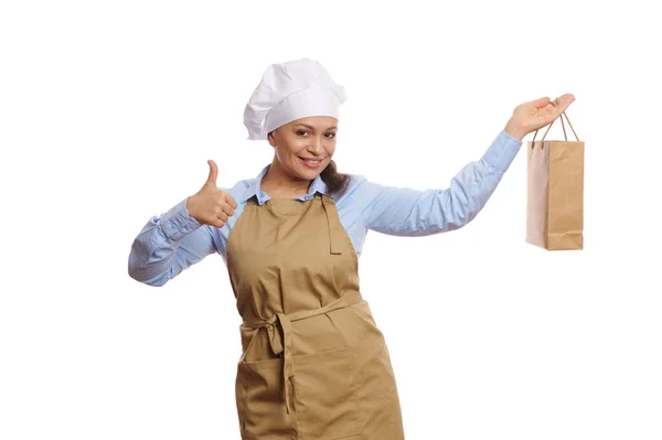 Mulher Bonita Garçonete Padeiro Usando Chapéu Chef Avental Bege Segurando — Fotografia de Stock