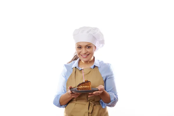 기분좋은 요리사 베이지 앞치마를 모자를 카메라 앞에서 미소를 집에서 초콜릿 — 스톡 사진