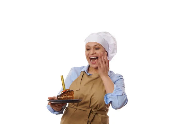 Joyeux Gai Confiseur Cuisinière Tenant Une Assiette Avec Morceau Gâteau — Photo