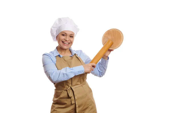 Feliz Confitera Femenina Multiétnica Chefs Sombrero Delantal Sonríe Cámara Posando — Foto de Stock