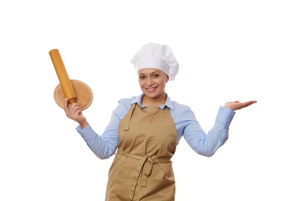 Neşeli Güzel Bir Kadın Aşçı Aşçı Şapkası Bej Önlüklü Pastacı — Stok fotoğraf
