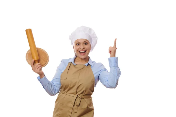 Multiétnica Mujer Pastelera Encantada Uniforme Chefs Profesionales Sosteniendo Una Tabla — Foto de Stock
