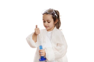 Akıllı küçük kız, laboratuvar önlüklü öğrenci kimyager-bilim adamı. Kimya dersinde, mezun olmuş pipetten birkaç damla damlatarak kimyasal çözeltili bir silindire dönüşüyor. Beyaz arkaplan