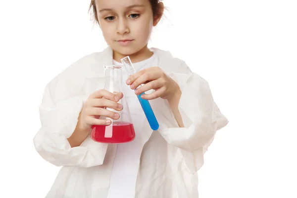 小さな化学者の手は 青い流体試薬と化学溶液とフラット底のフラスコで試験管を保持しています 化学の授業で実験をする近場の賢い子供白い背景 — ストック写真