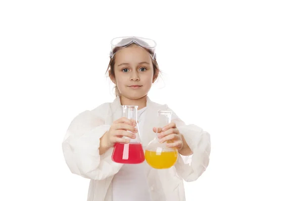 Kaukázusi Okos Általános Iskolás Gyermek Kislány Kémikus Tudós Élvezi Kémia — Stock Fotó