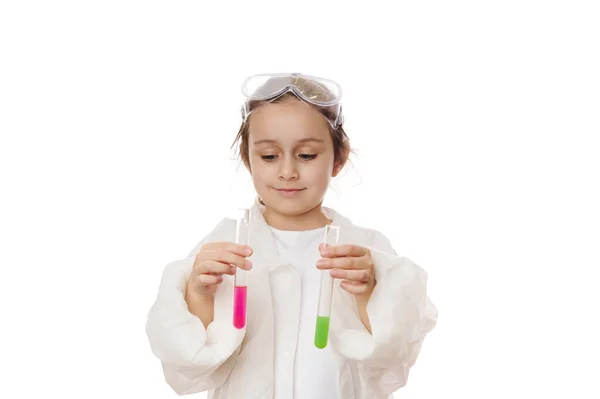 Ihletett Kislány Leendő Vegyész Tudós Végez Kémiai Kísérleteket Megfigyeli Jelenlegi — Stock Fotó