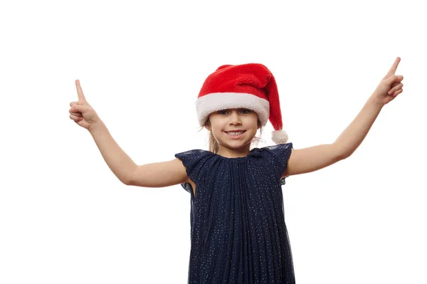 Menina Caucasiana Alegre Usando Chapéu Papai Noel Elegante Vestido Azul — Fotografia de Stock