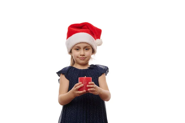 Isoliertes Porträt Auf Weißem Hintergrund Eines Niedlichen Mädchens Mit Weihnachtsmütze — Stockfoto