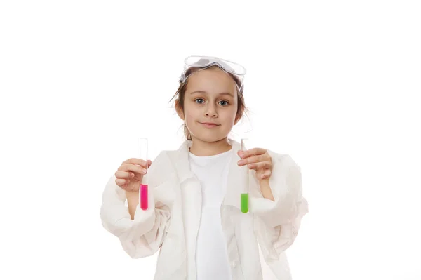 Kedves Kislány Leendő Vegyész Tudós Laborköpenyben Mosolyog Kamerára Folyékony Vegyszerekkel — Stock Fotó