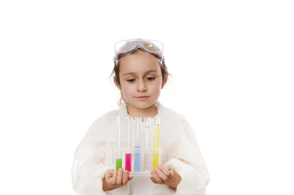 Aranyos Kislány Laborköpenyben Szemüvegben Színes Reagensekkel Vegyszerekkel Teli Kémcsövekkel Állványon — Stock Fotó