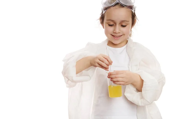 Details Kinderhanden Mengen Gele Vloeibare Chemische Oplossing Een Maatbekerglas Met — Stockfoto