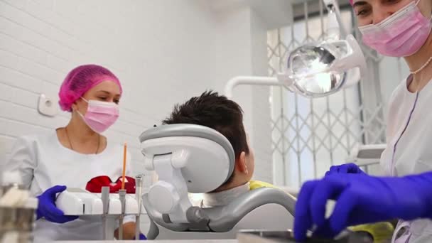Kvinnlig Tandläkare Hygienist Medicinsk Kirurgisk Mask Handskar Och Arbetskläder Uniform — Stockvideo