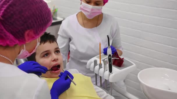 Förtjusande Vit Åring Tonårspojke Med Tandläkarundersökning Kvinnlig Tandläkare Hygienist Med — Stockvideo