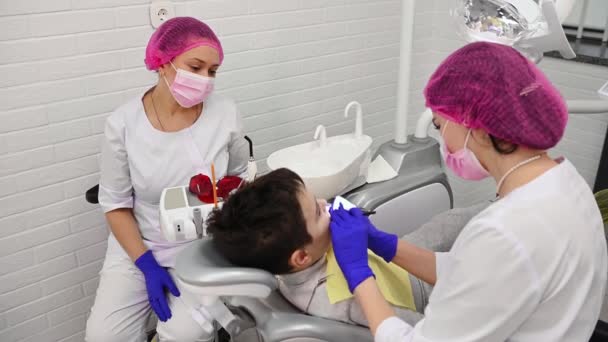 Dentist Hygienist Wearing Medical Coat Protective Sterile Mask Gloves Examines — Vídeo de stock