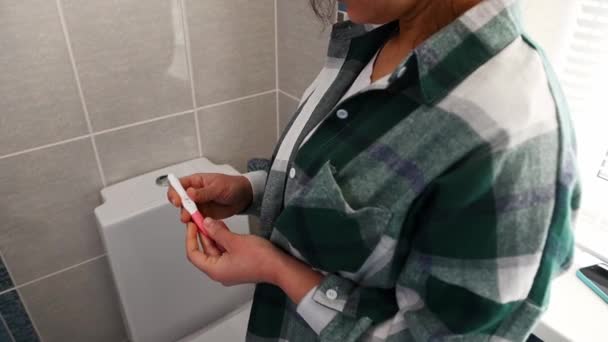 女用手捧着喷墨怀孕测试的剪影期待着结果 怀孕的家庭诊断 妇科和母性概念 后续行动 — 图库视频影像